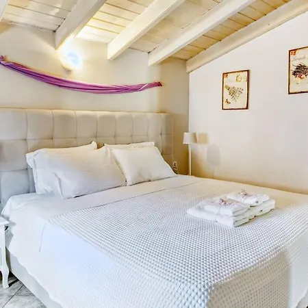 Prázdninový dům Evita's Ikia Seaside Luxury House