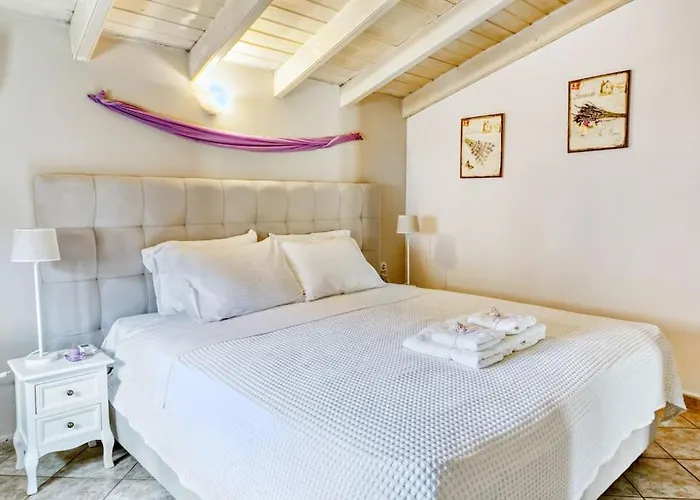 Feriehus Evita's Ikia Seaside Luxury House
